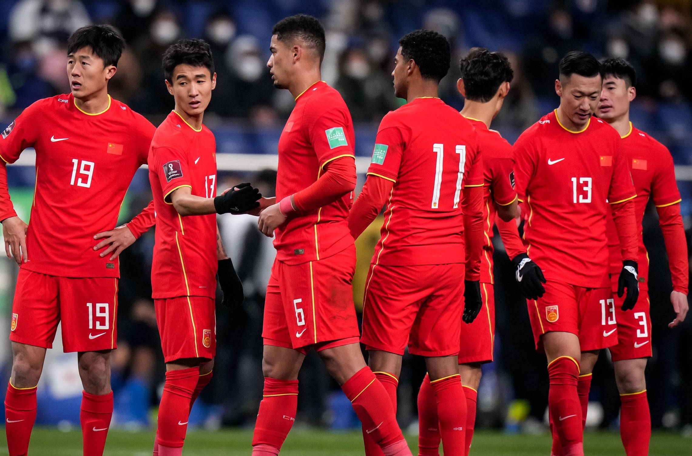 赛地聚焦：足总杯转会期热度飙升；山东泰山调整名单；赛场秩序良好；更衣室氛围转暖的简单介绍